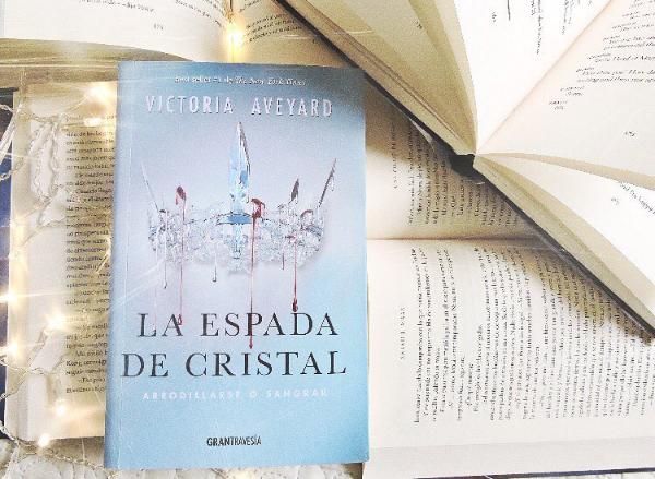 Libro: La Espada de Cristal, Arrodillarse o Sangrar - Libro 2 de 4: Reina Roja por Victoria Aveyard