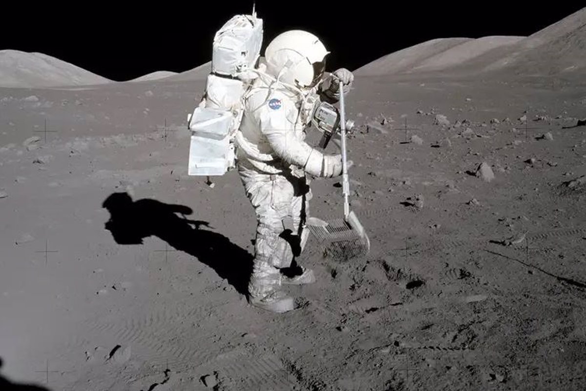 Libro: Astronauta: La Vida en Espacio por Peter Dennis